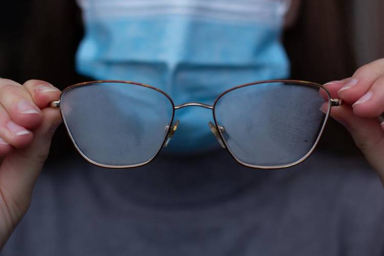 Novo revestimento pode ser usado em lentes de óculos, para evitar que embaçem (Fonte: Shutterstock)