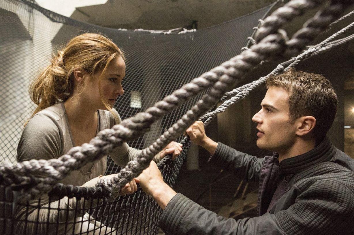 O romance de Tris e Quatro encantou os fãs nos livros Divergente e nos filmes
