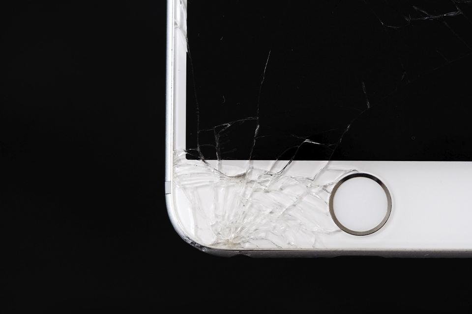 Mulher teve seu celular destruído após ser agredida fisicamente pelo ex-namorado (Fonte: Pexels/Reprodução)