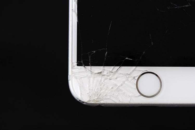 Mulher teve seu celular destruído após ser agredida fisicamente pelo ex-namorado (Fonte: Pexels/Reprodução)
