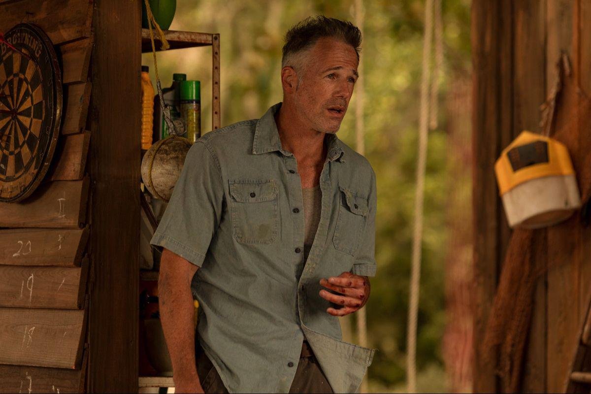 O pai de JJ é interpretado pelo ator Gary Weeks. (Fonte: Netflix/Reprodução)