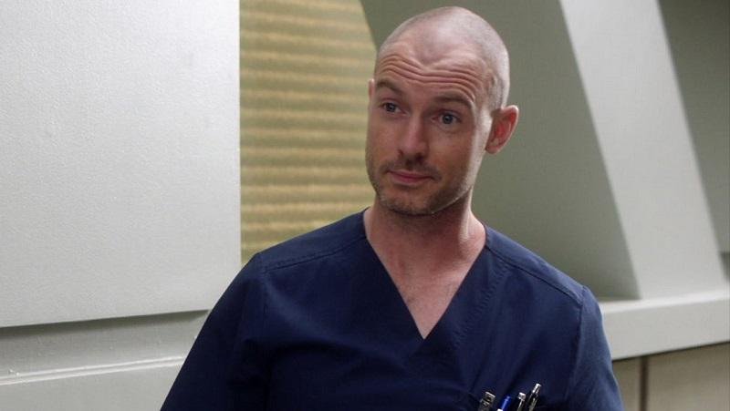 Richard Flood interpretou o Dr. Cormac Hayes durante três temporadas. (ABC/Reprodução)