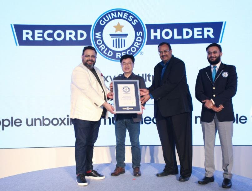 Representantes do Guinness e da Samsung com o certificado do recorde batido.