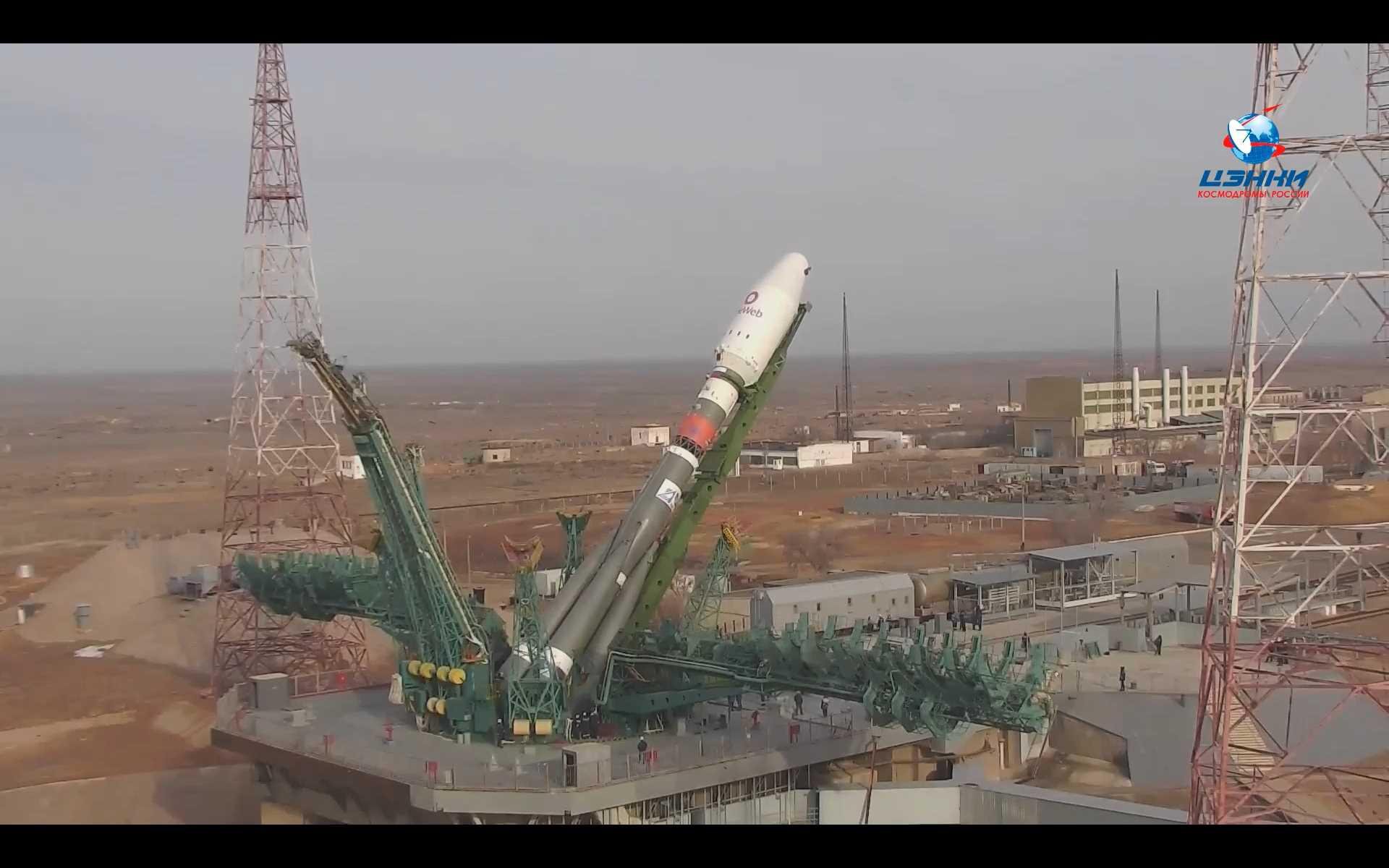 Roscosmos desarmando o foguete Soyuz com os 36 satélites da OneWeb no Cosmódromo de Baikonur no dia 4 de março