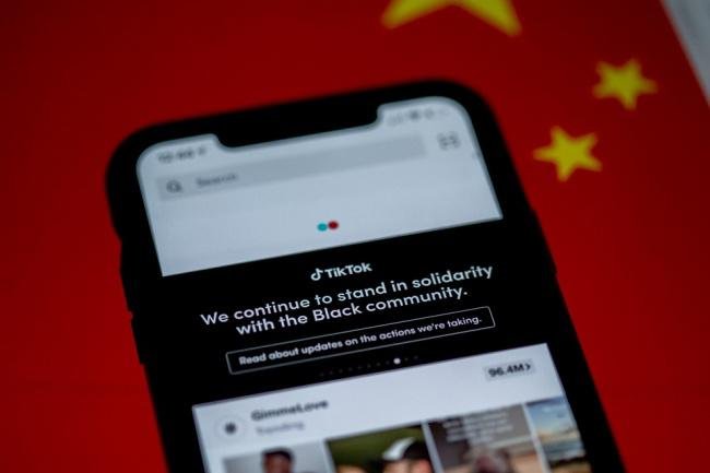 O suposto compartilhamento de dados do TikTok com o governo chinês tem preocupado os EUA.