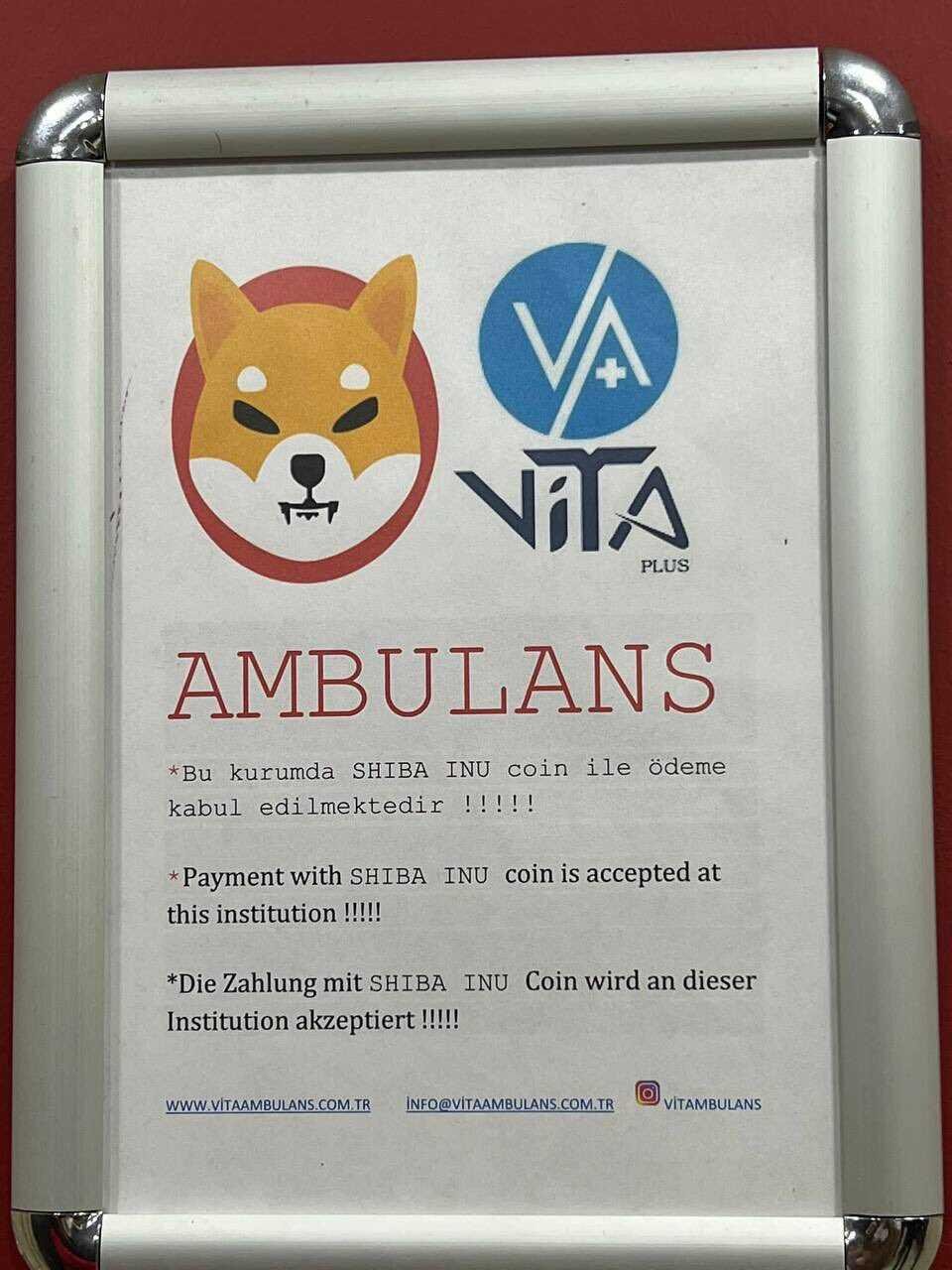 Cartaz no escritório da Vita Plus avisa que a empresa aceita pagamento em Shiba Inu