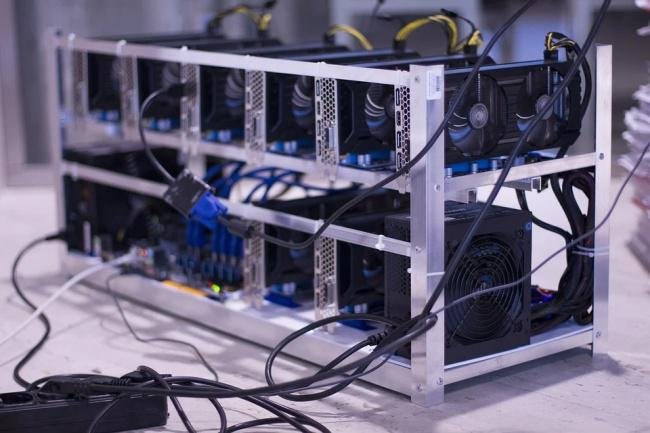 O alto poder computacional exigido para minerar bitcoins resulta em gastos exagerados de energia.