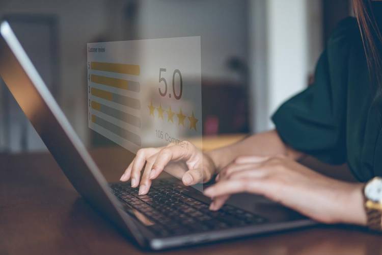 Os dados coletados informam a pontuação de avaliação dos clientes que direcionará como o Facebook deve lidar com a empresa (Fonte: Shutterstock/Reprodução)