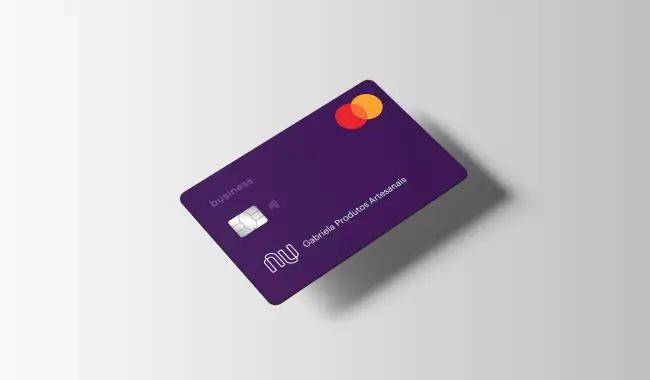 O cartão PJ Nubank tem uma coloração mais escura, nome editável e traz a expressão "Business".