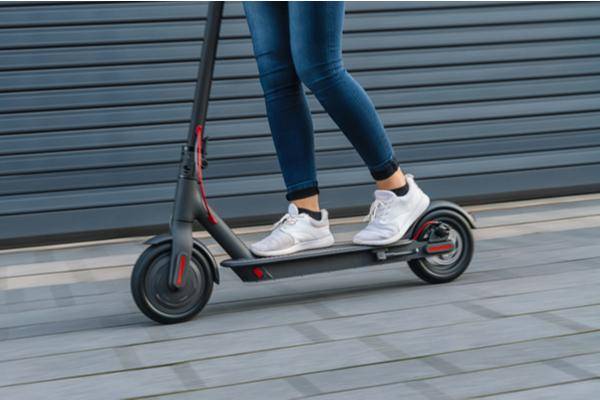 Patinetes elétricos são ótimos para cidades grandes.