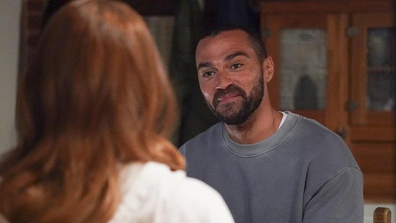 Jesse Williams deixou a série médica em 2021, na conclusão da 17ª temporada. (ABC/Reprodução)