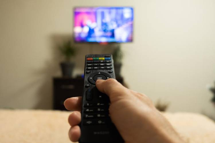 Dormir com a televisão ligada ou outras fontes de luz no quarto prejudica a restauração do corpo durante o sono