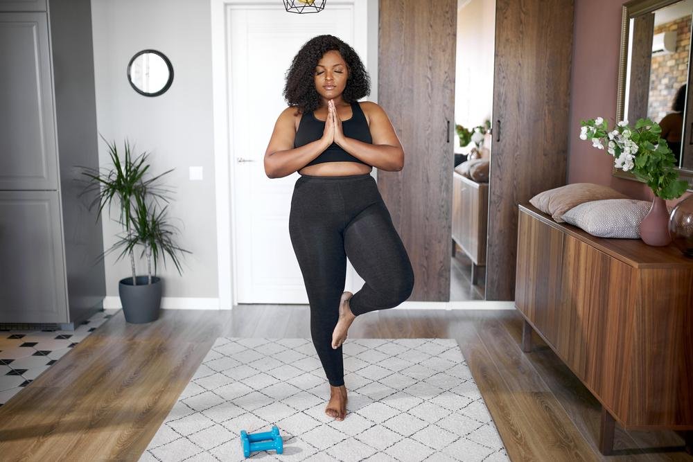 Prática de ioga e exercícios físicos podem ajudar no controle da ansiedade e reduzir os sintomas (Fonte: Shutterstock)