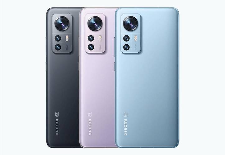 Os dois smartphones possuem um acabamento e construção de primeira linha, embora com dimensões diferentes.
