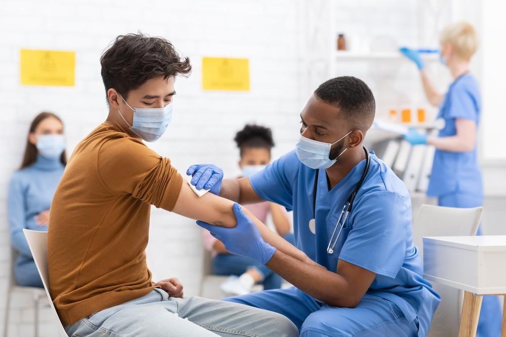 Começa a aplicação da quarta dose da vacina contra o coronavírus em todo o país (Fonte: Shutterstock)