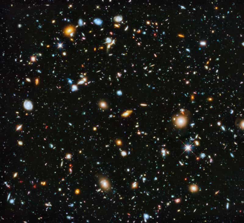 Campo ultra-profundo do Hubble, com algumas das galáxias mais distantes já observadas.