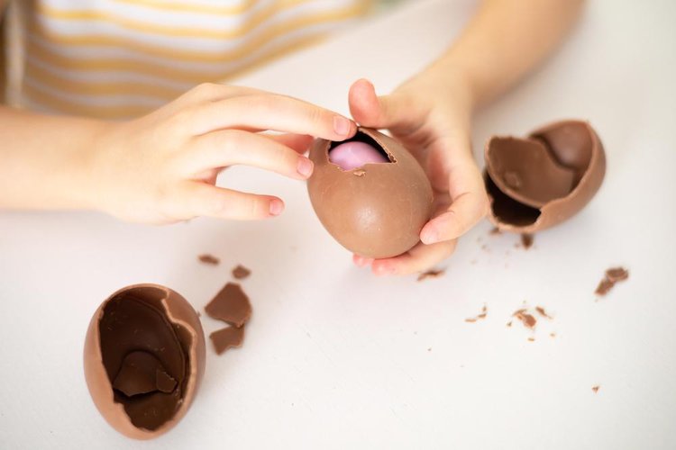Kinder Surprise, da gigante Ferrero, é popular entre crianças e será recolhido após casos de salmonela (Fonte: Shutterstock)