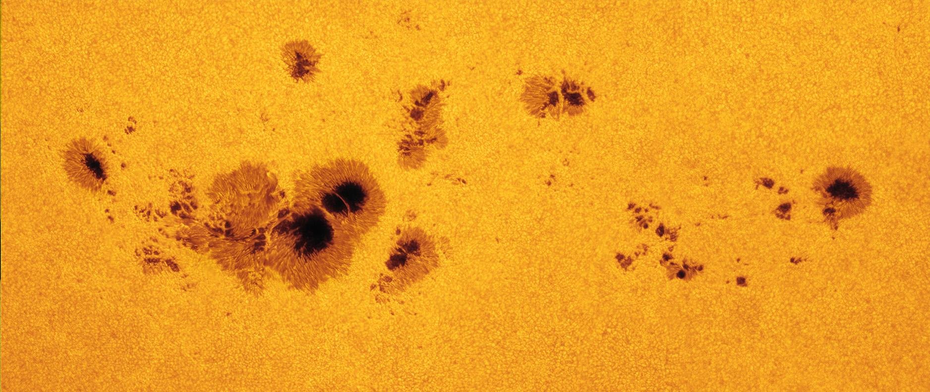 Manchas solares datadas de Julho de 2012. A maior mancha, no canto inferior esquerda, possui o tamanho correspondente a 11 Terras, aproximadamente