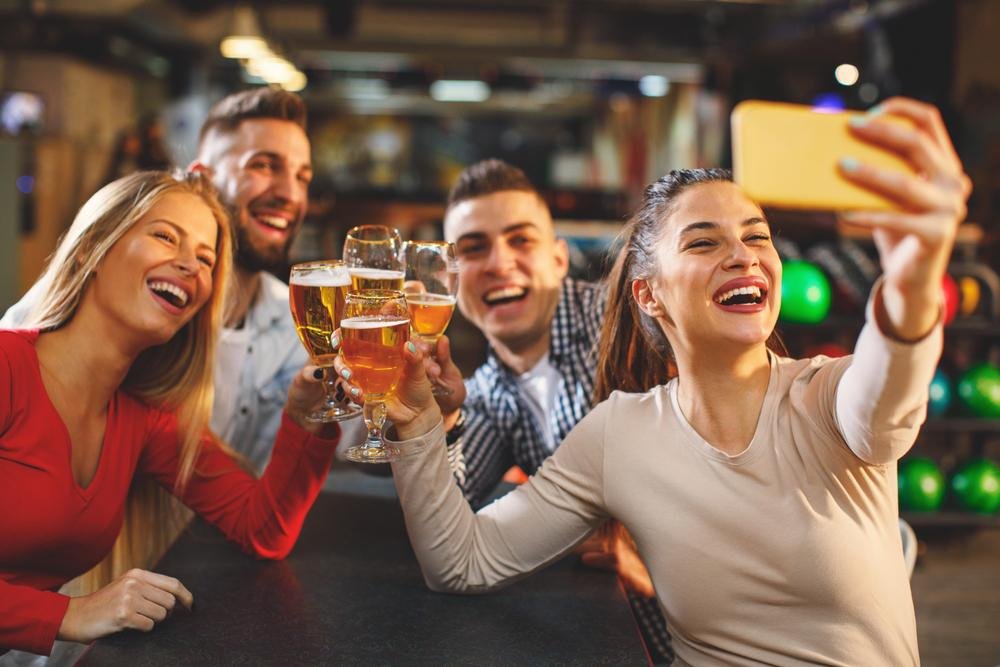 Jovens que consomem muito álcool têm maiores chances de desenvolver câncer tardiamente (Fonte: Shutterstock)