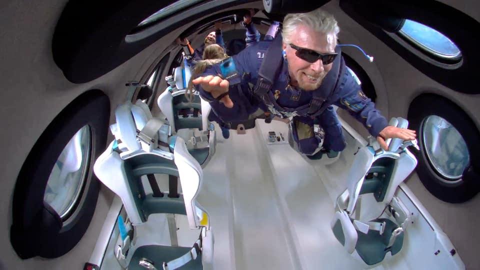 O empresário Richard Branson, da Virgin Galactic, em viagem no veículo espacial da companhia