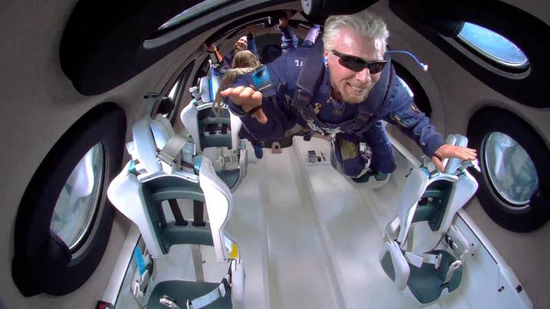 O empresário Richard Branson, da Virgin Galactic, em viagem no veículo espacial da companhia