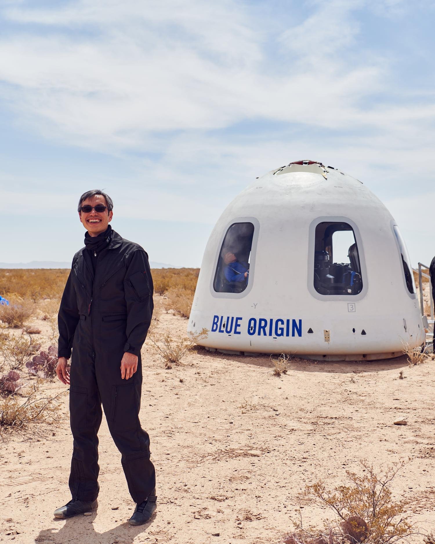 Oarquiteto-chefe da New Shepard, Gary Lai, diante da capsula espacial da Blue Origin