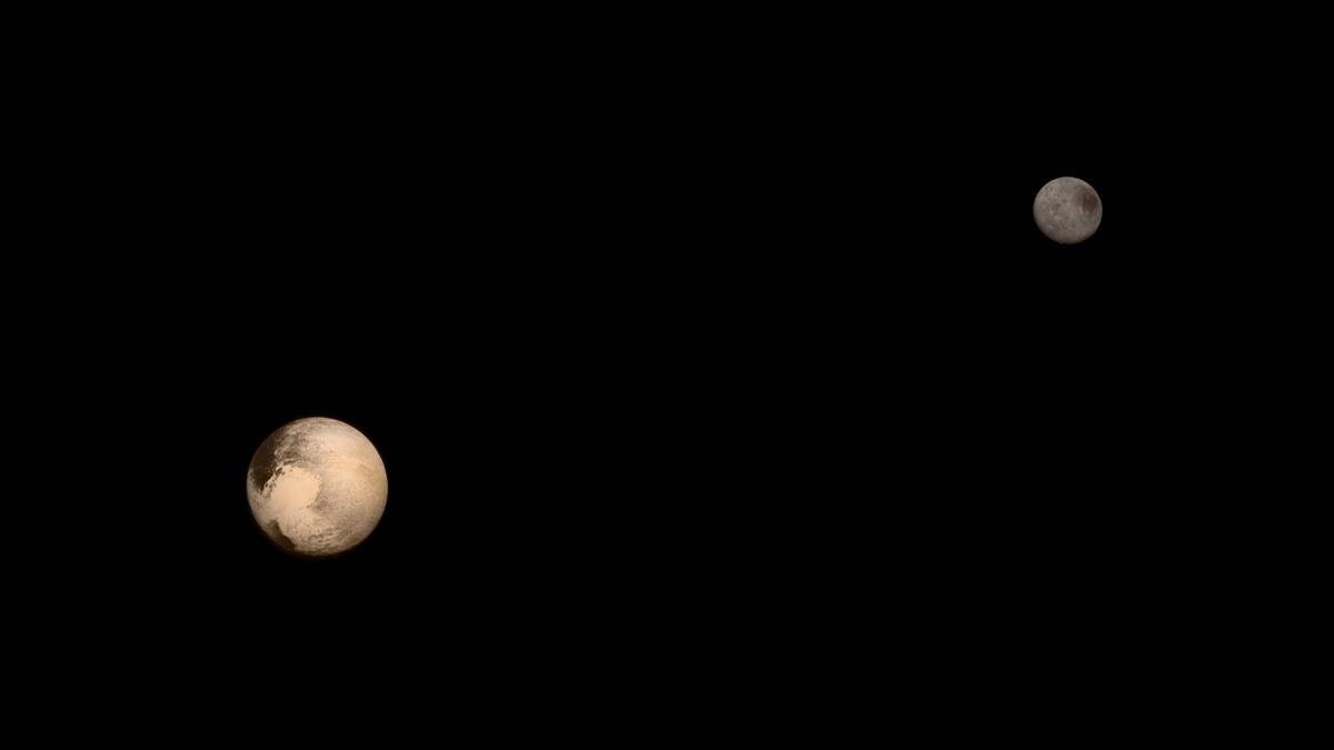 Plutão (esq.) e Caronte em imagem feita pela espaçonave científica New Horizons