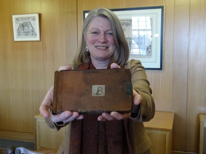 Jessica Gardner com um dos cadernos retornados (Fonte: University of Cambridge/reprodução)