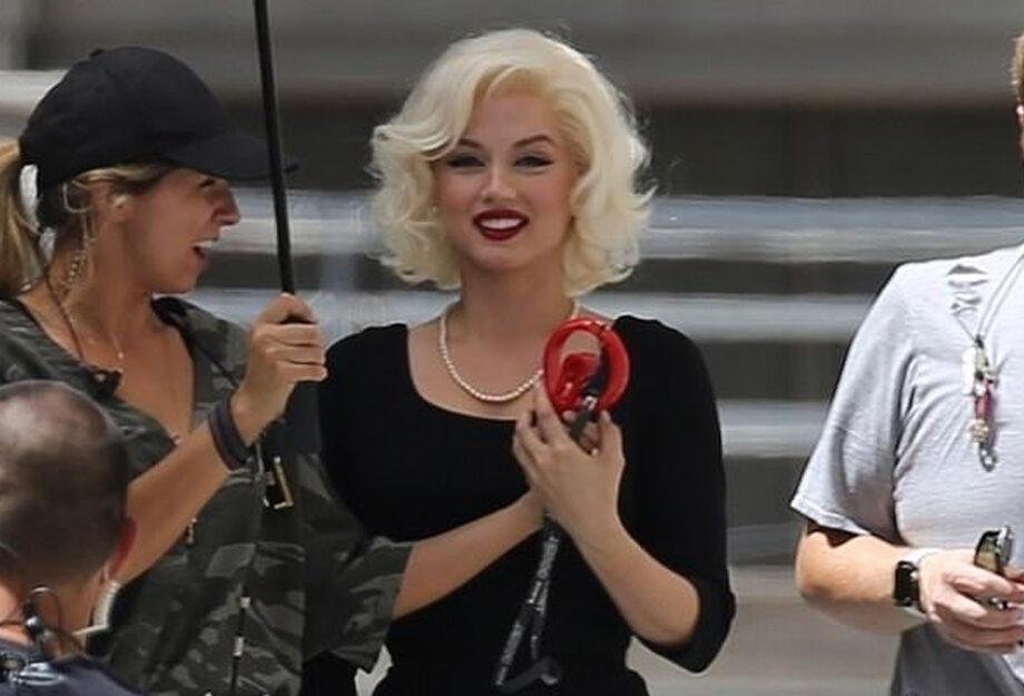 Ana de Armas surgiu caracterizada como Marilyn Monroe para as filmagens de Blonde. (Netflix/Reprodução)
