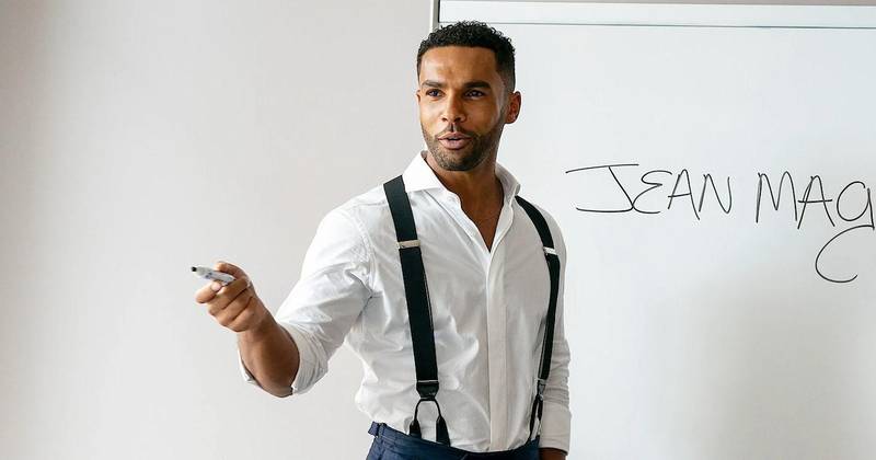 Lucien Laviscount interpreta Alfie, interesse amoroso de Emily. (Fonte: Netflix/Reprodução)