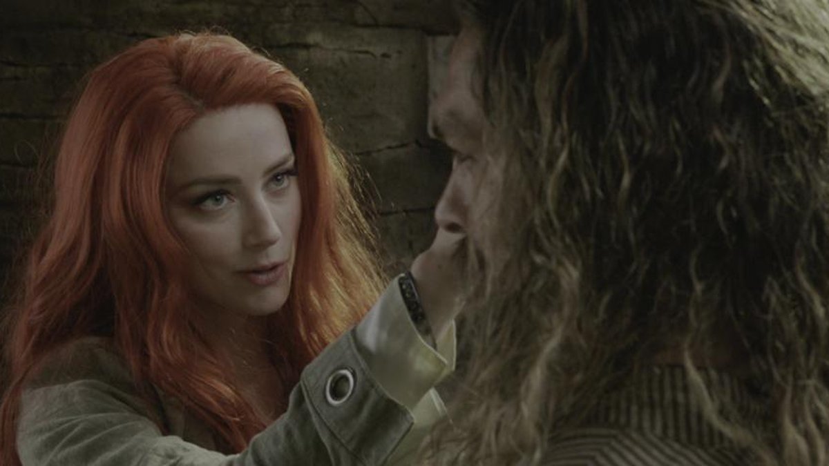 Amber Heard se irrita com pergunta sobre o filme 'Aquaman', em tribunal