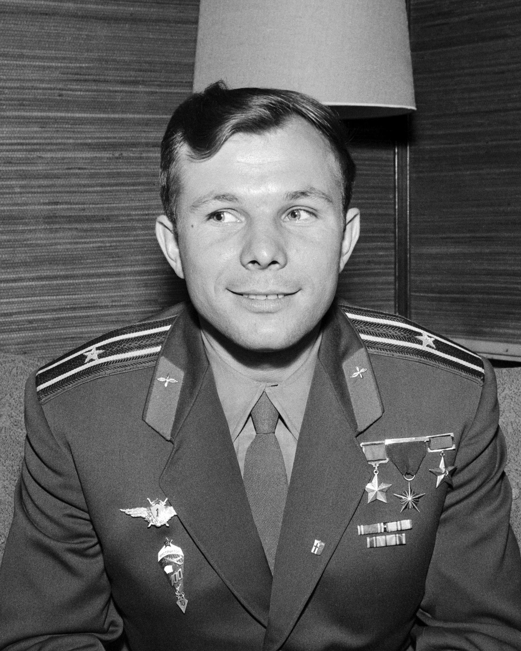 O cosmonauta russo Yuri Gagarin (1934-1968) em foto de 1961