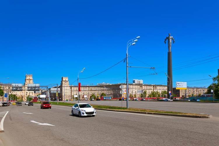 Monumento em homenagem a Yuri Gagarin (dir.), na praça Gagarin, em Moscou