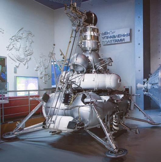 Uma réplica do módulo da missão Luna-24.