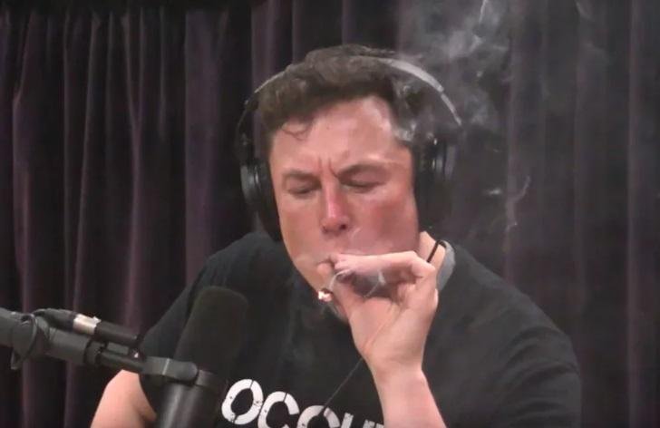 Musk fumando durante entrevista a Joe Rogan; ação gerou até críticas da NASA.