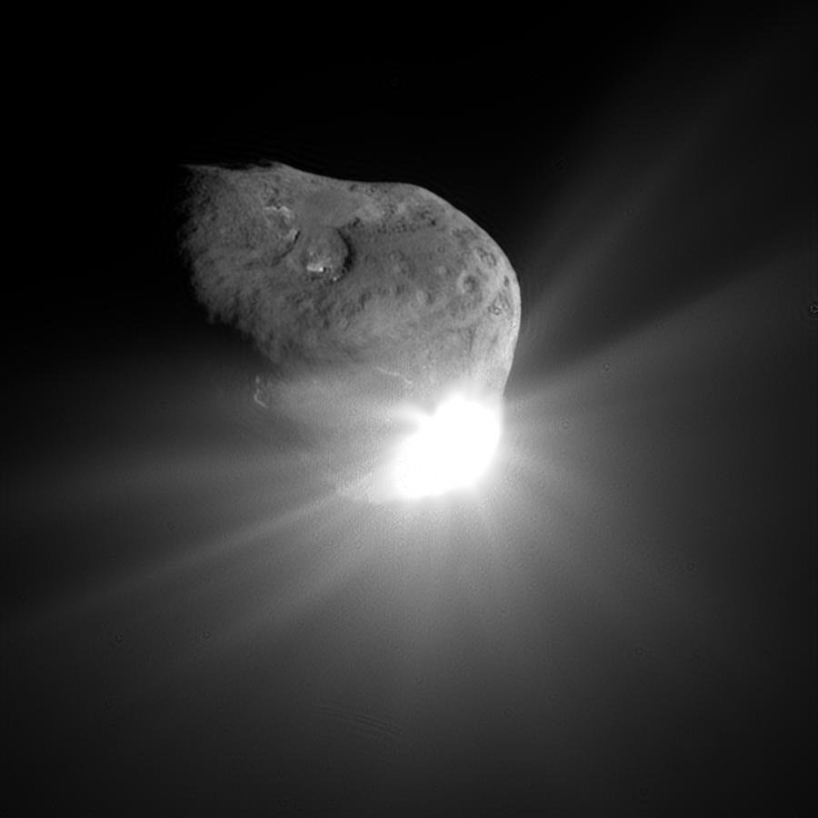 Os cometas são formados por rochas, poeira e gases, além de poder apresentar uma variedade de elementos orgânicos responsáveis pela origem da vida