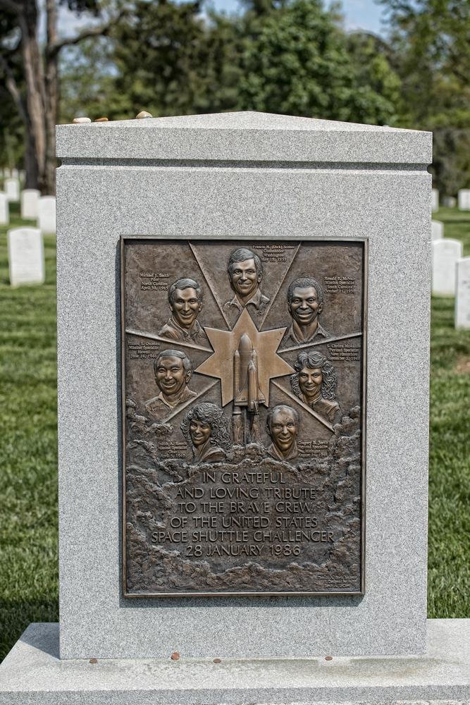 Memorial em Arlington (EUA) faz homenagem aos sete astronautas mortos no desastre da missão espacial Chalenger, em 1986