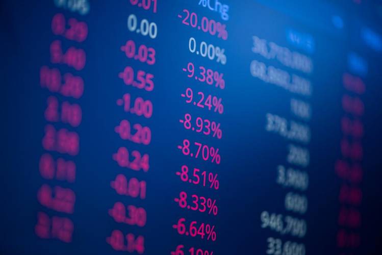 Comprar dólar ainda é um investimento seguro, mas dinheiro em espécie oferece mais riscos