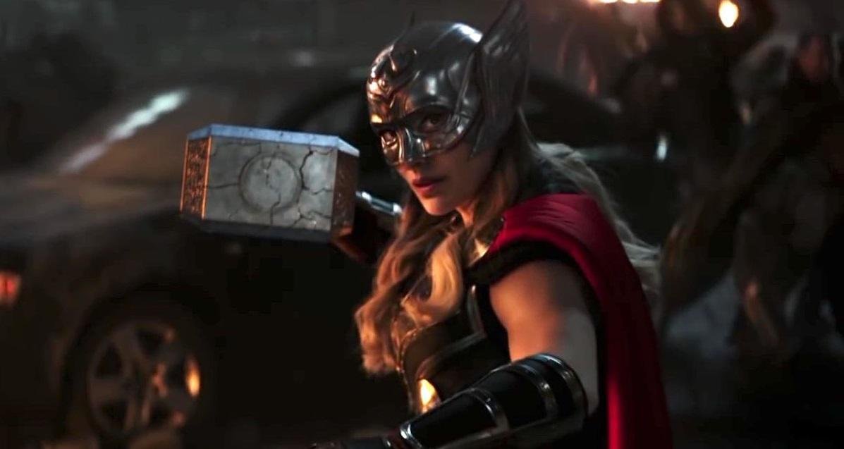 Elenco de Thor 4 se diverte com colecionáveis do filme; veja