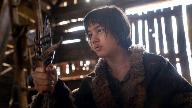 O ator Tyroe Muhafidin caracterizado como Theo.