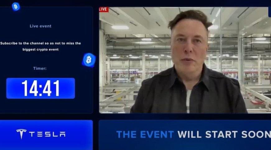 Um exemplo de falsa transmissão com Elon Musk. Na descrição do vídeo, o golpe acontece.
