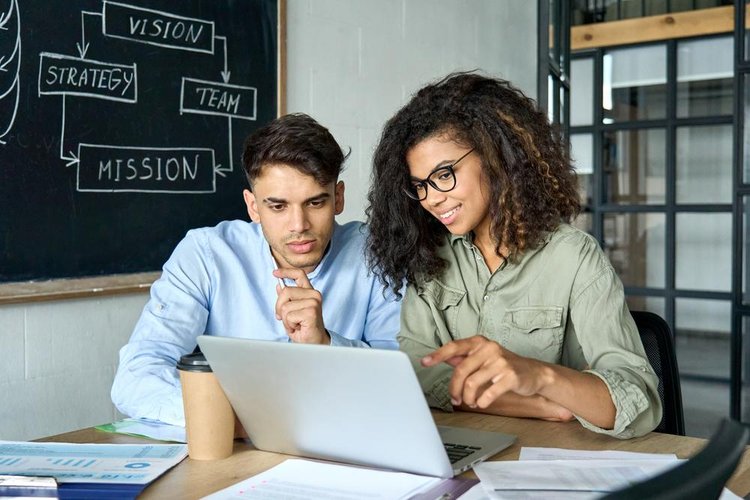 Escolher um bom Nome Fantasia é essencial para que a empresa se destaque no mercado. (Shutterstock/Reprodução)