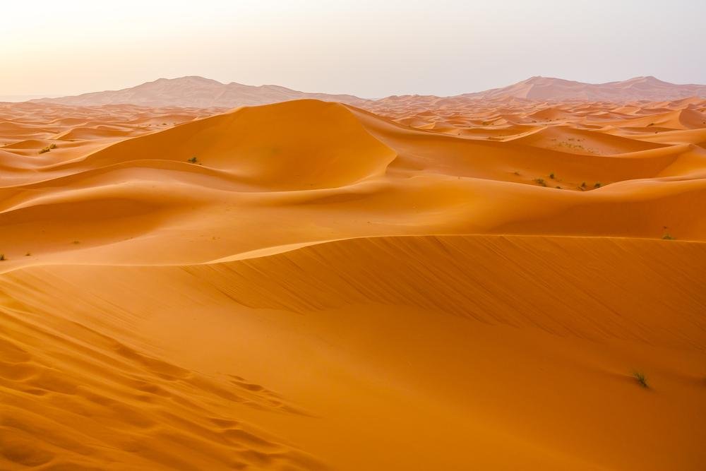 O Saara, maior deserto árido do mundo, passa por diversos países do continente africano