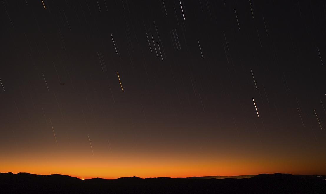 Chuva de meteoros capturada no Morro da Baleia, na Chapada dos Veadeiros