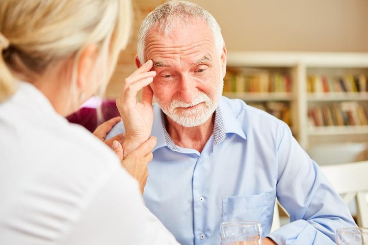 A afasia é decorrente de danos nas áreas do cérebro que afetam a linguagem (Fonte: Shutterstock)