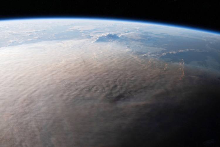 Poeira liberada pela erupção cobriu uma área equivalente à metade da França (Fonte: Earth Observatory/reprodução)