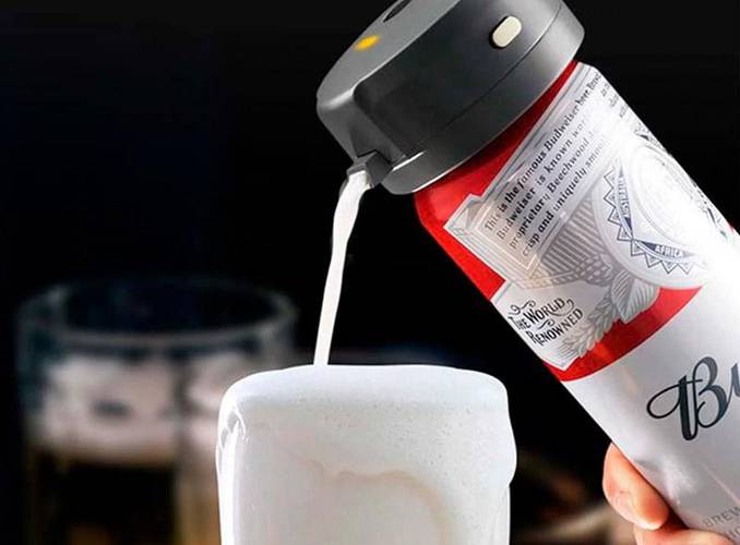 Para transformar a cerveja em chope, basta apenas abrir a bebida, conectar a chopeira e apertar o botão na hora de servir.