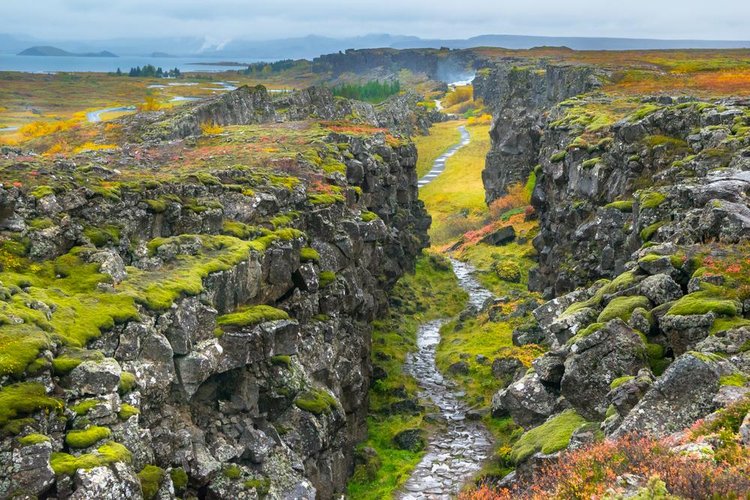 O tectonismo, ou movimento das placas tectônicas, é responsável pela formação de vulcões e riftes como esse (Fonte: Shutterstock)