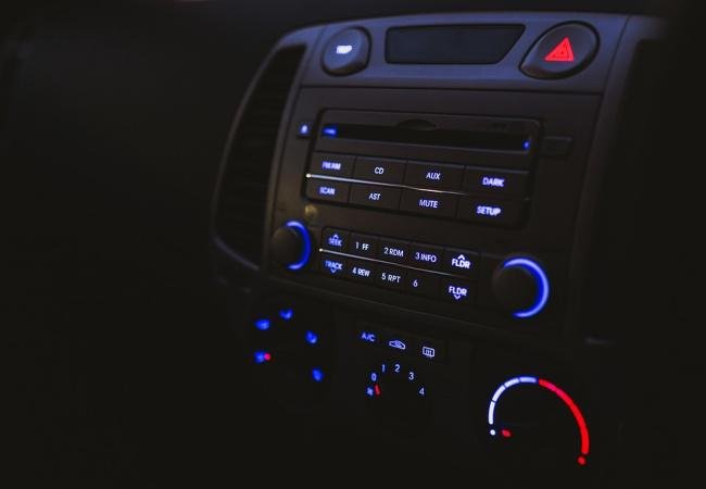O programa pode ser sintonizado no tradicional rádio do carro ou via internet.