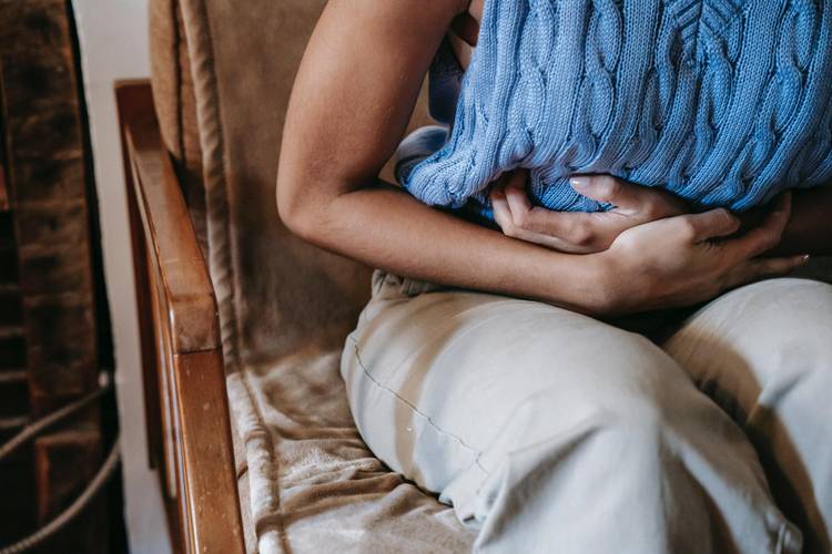 A endometriose pode causar dores menstruais fortes (Fonte: Pexels/Sora Shimazaki)